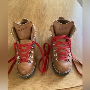 Women’s Danner Mountain Light Cascade Hiking Boots. Sz 7.5 excellent condition.